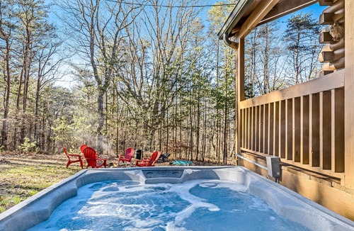 Jasper Cabin | Dog-friendly cabin with hot tub, central AC, fireplace, gas grill & firepit
