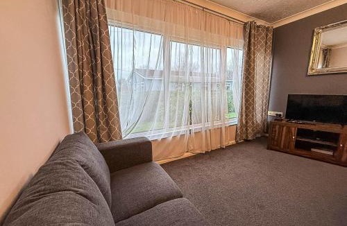 Oulton Broad Ski Chalet | Dog Friendly Chalet With Outdoor Seating At Broadland Park And Marina Ref 12050B