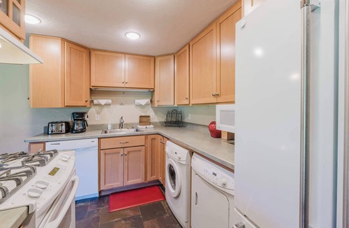 Overlook Park Condo | Dog-friendly condo with 6 SHARC passes & great golf course views