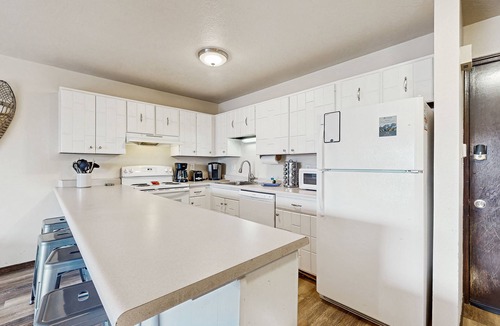 Dillon Condo | Dog-friendly condo with pool, hot tub & tennis - near summer/winter recreation