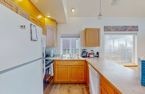 Pacific Beach House | Dog-friendly cottage with WiFi, fireplace, full backyard, & ocean views