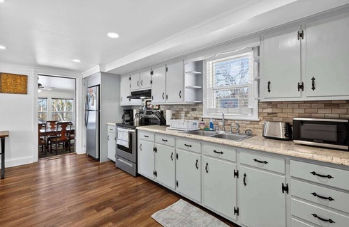 Middletown House | Dog-Friendly Cottage w Playground, Grill & Games