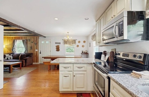 The Bluffs House | Dog-Friendly Cottage w/Free WiFi, Kayak, Firepit, and Wood Stove