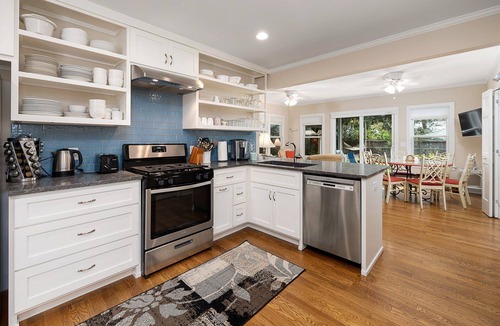 Kings Terrace House | Dog Friendly! Huge Privacy Fenced Backyard! Close to Beaches!