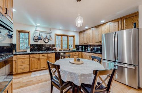 The Dalles House | Dog-friendly hilltop estate with fireplace & incredible Columbia River view