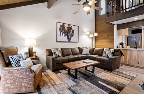 Overlook Park House | Dog-Friendly Home, Hot Tub, SHARC Passes, WiFi, Fireplace, remodeled Kitchen!