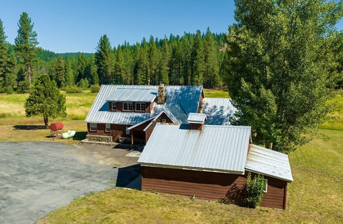 Sloat House | Dog-friendly home on 200 acres with meadow/forest views & river access