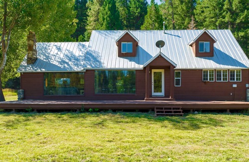 Sloat House | Dog-friendly home on 200 acres with meadow/forest views & river access