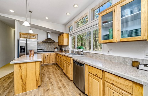 Sloat House | Dog-friendly home on 200 acres with mountain view, fishing ponds & river access