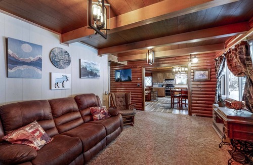 Klamath Falls Cabin | Dog-friendly Home with Hot Tub - Near Crater Lake