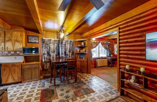Klamath Falls Cabin | Dog-friendly Home with Hot Tub - Near Crater Lake