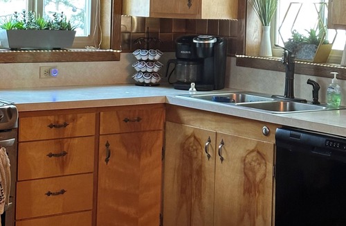 Klamath Falls Cabin | Dog-friendly Home with Hot Tub - Near Crater Lake National Park