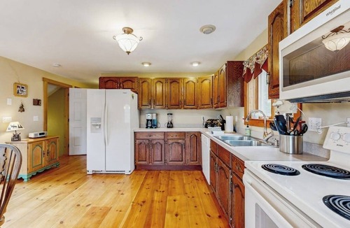 Jefferson House | Dog-friendly home with huge yard - near swimming hole, snowmobiling