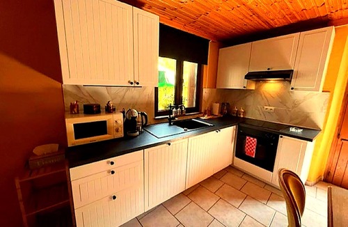 Rochehaut House | Dog-friendly Home With Bubble Bath