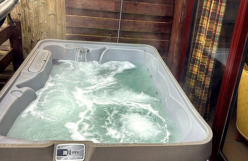 Rochehaut House | Dog-friendly Home With Bubble Bath