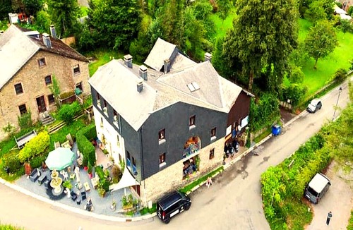 Rochehaut House | Dog-friendly Home With Bubble Bath