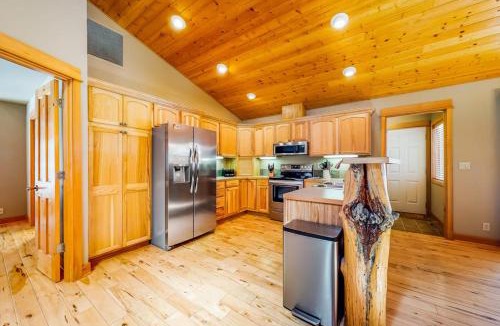 Three Rivers House | Dog-friendly home with central AC fireplace WiFi washer&dryer