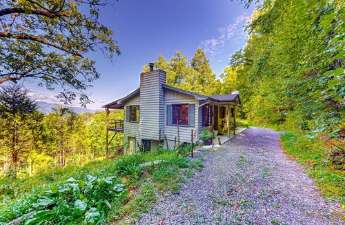 Clyde House | Dog-friendly home with spectacular mountain views, firepit, grill, fireplace