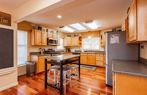 McHenry House | Dog Friendly Lakeside Luxury Minutes from the Slopes w/Hot Tub