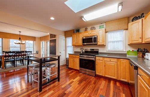 McHenry House | Dog Friendly Lakeside Luxury Minutes from the Slopes w/Hot Tub
