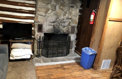 Markleysburg Cabin | Dog-Friendly Log Cabin for a Memorable Family Getaway near Youghiogheny River Lake in Pennsylvania