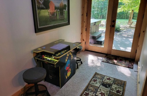 Morgantown Cabin | Dog-Friendly Log Cabin | Hot Tub, Game Room & Fireplace 4BR, 3BA