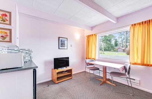 Westport House | Dog-friendly motel near the beach with fast WiFi & a fish cleaning station