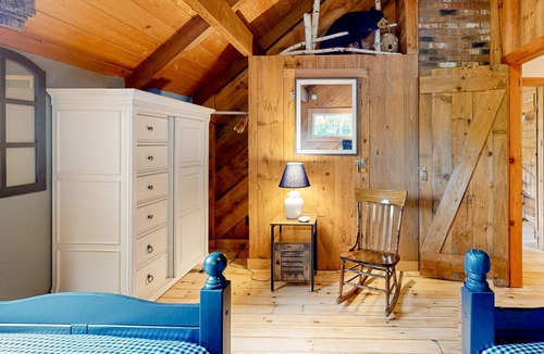 Sandgate House | Dog-friendly, mountain-view getaway with a woodstove, firepit & washer/dryer
