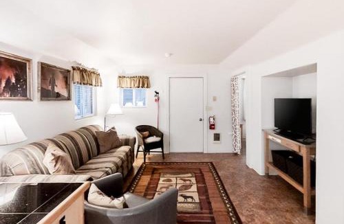 Joseph House | Dog-friendly mountain-view cabin in walkable locale with deck & grill