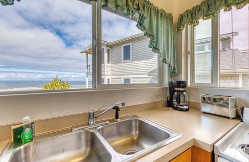 Bandon House | Dog-friendly oceanfront home on a bluff with spectacular views