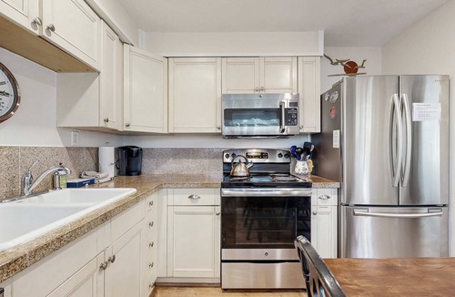 Gleneden Beach House | Dog Friendly Oregon Coast Getaway with Private Hot Tub