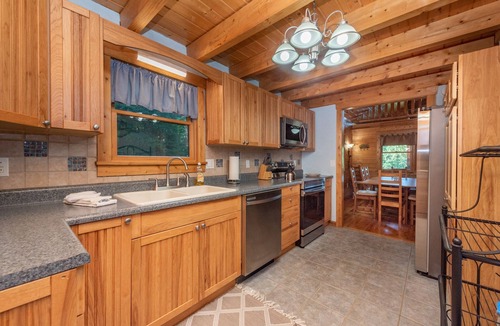 North Glade Hills House | Dog Friendly Peaceful Cabin w/Hot Tub