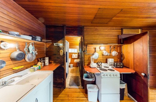 Charlotte Cottage | Dog-friendly, porch, kayaks, & million dollar views - right on the water