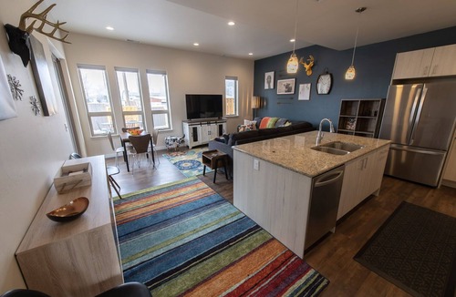 Salida Condo | Dog Friendly Private Backyard Hip