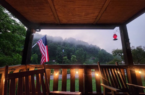 Crumpler Cottage | Dog-Friendly Riverfront Cabin!