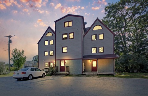 Campton Apartment | DOG FRIENDLY! Simple and Cozy Apartment Just Mins to Loon Mountain and Waterville Valley by RedAwning