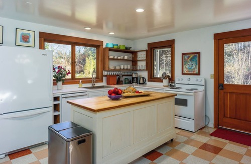 Eastsound House | Dog-friendly, spacious farmhouse overlooking a private pond and forest. Peaceful, secluded yet minutes to Orcas Golf Course, Cafes and Shops, Hiking, Kayaking, Fast WIFI. Perfect retreat for friends and family with a large kitchen, deck and yard.