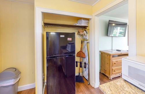 Oak Bluffs Apartment | Dog-friendly studio condo with pool & tennis - close to beaches & golf