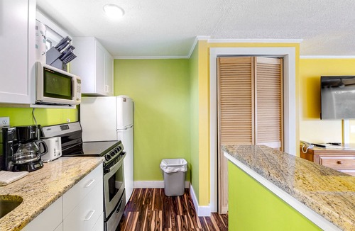 Oak Bluffs Apartment | Dog-friendly studio with pool, on-site tennis courts & prime location