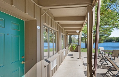 Eagle River Apartment | Dog-friendly suite w/ shared dock, tennis, basketball court & water views!
