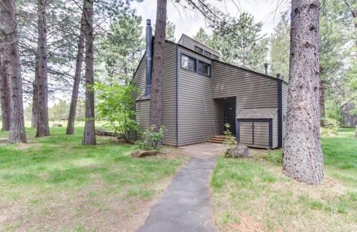 Overlook Park House | Dog-friendly Sunriver Condo with Great Location & View SHARC Passes
