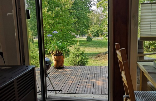 Weimar House | Dog-friendly tiny house on a large, fenced plot in the bee garden