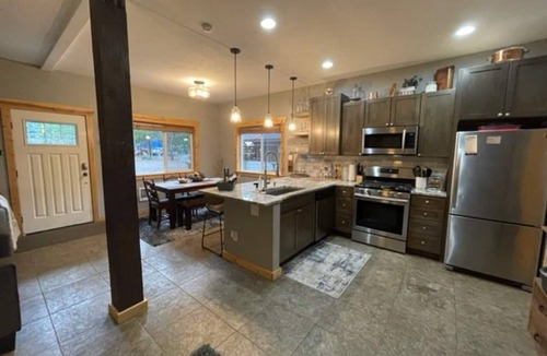 Easton House | Dog friendly, updated cabin- hot tub & fenced yard, 5 min to Lake Easton/Kachess