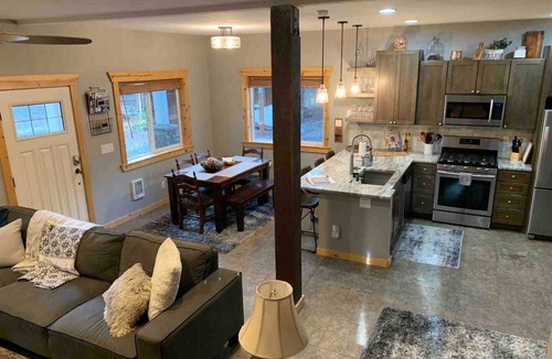 Easton House | Dog friendly, updated cabin- hot tub & fenced yard, 5 min to Lake Easton/Kachess