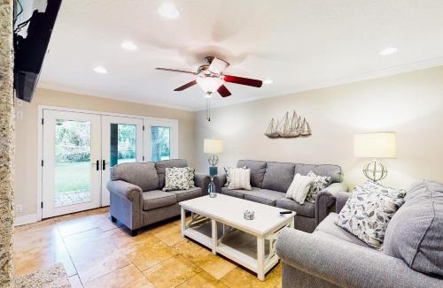Saint Simons Island House | Dog-friendly home with central AC, washer/dryer & spacious backyard - near beach
