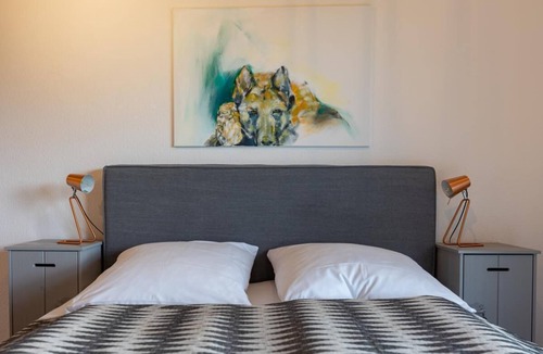 Crailsheim House | Dog-friendly vacation home with lake, 3000m² fenced park, panoramic sauna and fireplace