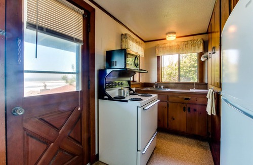 Edgewater Shores Cottage | Dog-Friendly Waterfront Cottage with Pacific Views and Comfy Features