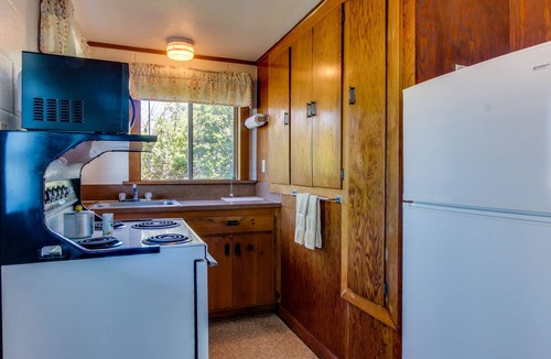 Edgewater Shores Cottage | Dog-Friendly Waterfront Cottage with Pacific Views and Comfy Features