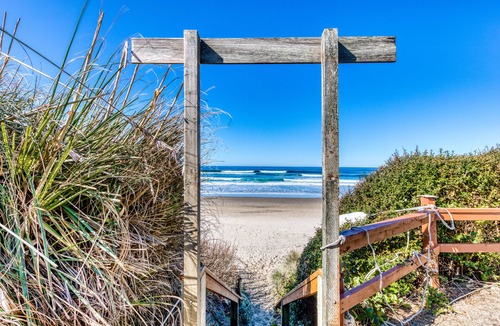 Edgewater Shores Cottage | Dog-Friendly Waterfront Cottage with Pacific Views and Comfy Features