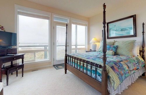 Yachats House | Dog-friendly, waterfront townhouse duo w/ a private hot tub & amazing views!